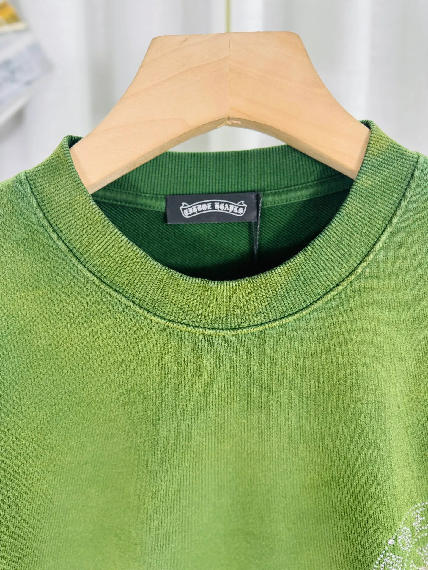 P290 top version, real shot without P, ​​different from market currency) 𝗖𝗵𝗿𝗼𝗺𝗲 𝗛𝗲𝗮𝗿𝘁𝘀/Croxin 2025 Autumn and Winter New Original Single Counter American 3D Rivets and Stickers Couple Casual Sweater 👑The highest version! Customized fabric 430g tripe terry fabric! American-style pickled and distressed original fabric, laser-burned flowers, rivets and diamonds, exquisite embroidery of letters! The best-selling model in the counter, very comfortable to wear. Accessories: original molded and authenticated collar label➕100% silk wash label. Genuine purchase-grade original hangtag➕matching hanging rope➕3D hanging beads➕original packaging bag. Craftsmanship: The original version has consistent wiring! The highest version of the armhole matching technique! Color: Pink Black Green Purple Size: S M L XL Style Number: 25-375